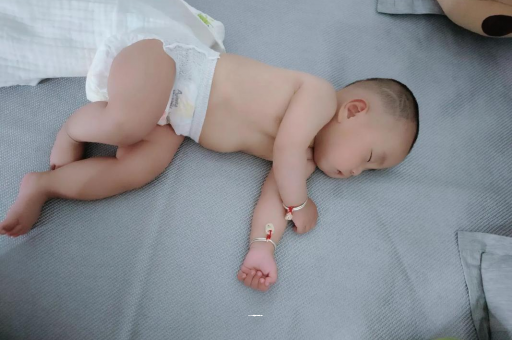 百色3个月宝宝怎么抱